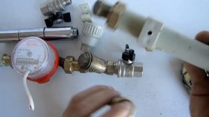 пластиковые трубы СОЕДИНЯТЬ американкой, без лишних затрат и прямым вкручивание и нагревом