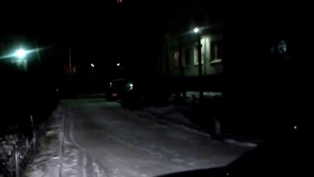 Модель Flash за решеткой радиатора. Автомобиль Volvo S40 смотреть онлайн