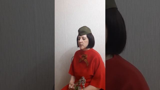 Ольга Фомина читает стихотворение "На носилках около сарая" Ю.Друниной смотреть онлайн