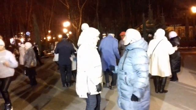 А я несу тебе цветы!!! Танцы в парке Горького! Харьков Январь 2021 смотреть онлайн