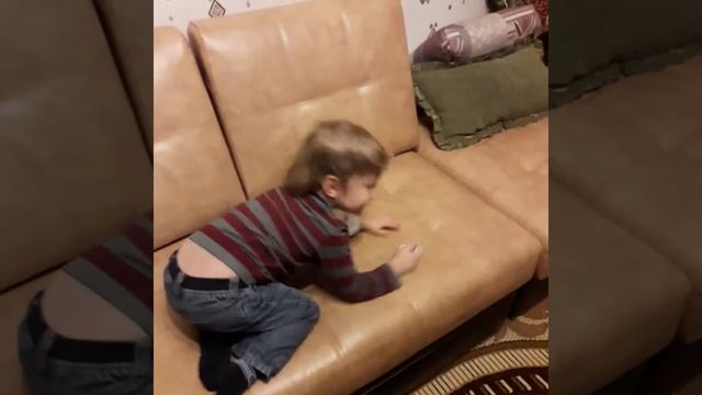 ПЕТР, БАБУШКЕ РАССКАЗЫВАЕТ СТИШОК, ПРО ЕЛКУ, И ДЕДА МОРОЗА, ЧТО УЧИЛ В САДИКЕ, ОХ И ЖИВЧИК . смотреть онлайн