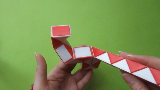 Rubik's snake Stand for iPhone, iPad, Smartphone, Tablet PC 24 piece. Snake puzzle shapes pattern смотреть онлайн