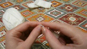 Как связать спицами белый свитер для Барби DIY How to Knit a White Barbie Sweater