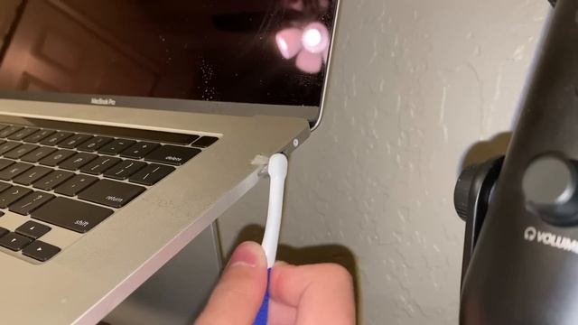 MACBOOK PRO VS. COOKING OIL смотреть онлайн