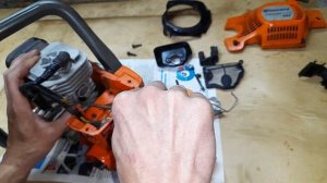 Замена (установка) резиновых уплотнений на бензопиле Хускварна 137/142