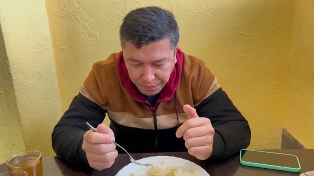 Обзор Русской кухни в обычной столовой Москвы! Узбек пробует Русскую еду! смотреть онлайн