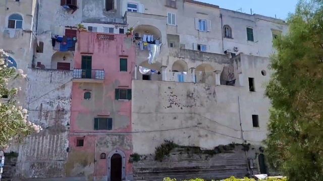 Прочида - остров в Италии. Как добраться. Что посмотреть. Пляжи. Паром Caremar. Порт в Неаполе смотреть онлайн