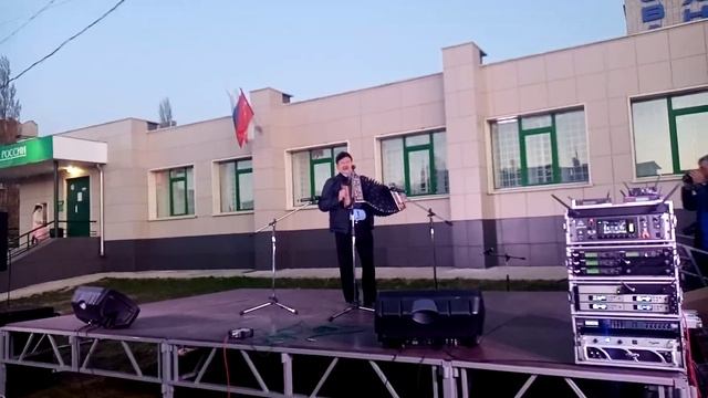 Гармонист Анатолий Святов на концерте к Дню Победы. смотреть онлайн