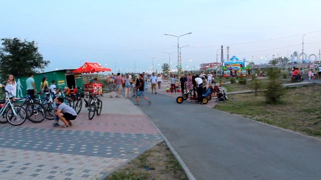 Набережная костанай, парень с гитарой ,девушка спортсменка, смотреть онлайн