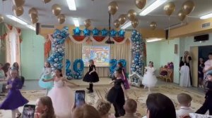 Танец стюардесс. Выпускной вечер в МБДОУ д/с " Мамонтенок" 2023