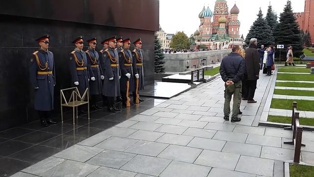 Некрополь у Кремлёвской стены. Мавзолей Ленина. Могила Сталина. Kremlin Wall. Moscow. Red Square. смотреть онлайн