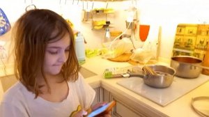 Катя девочка с большими 24 часа варит макароны а4