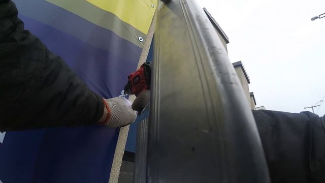Монтаж литых баннеров на стену через утеплитель из пенопласта | Установка 70 м.кв. литых баннеров смотреть онлайн