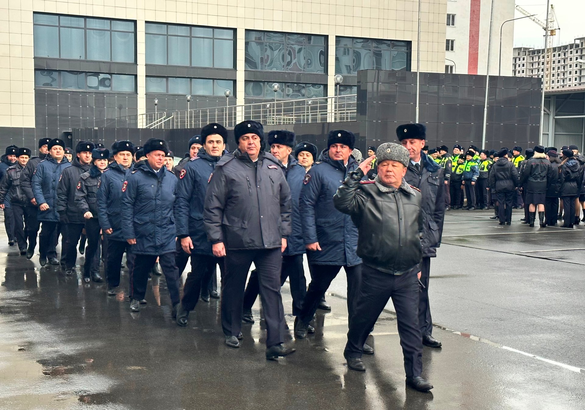 В МВД по Карачаево-Черкесской Республике прошел строевой смотр смотреть онлайн