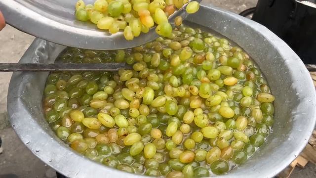 БАБУШКА ГОТОВИТ В ДЕРЕВНЕ ВИНОГРАДНЫЙ ДЖЕМ И ЧЕРНЫЙ ХЛЕБ ТАНДУРИ Азербайджанская Кухня смотреть онлайн