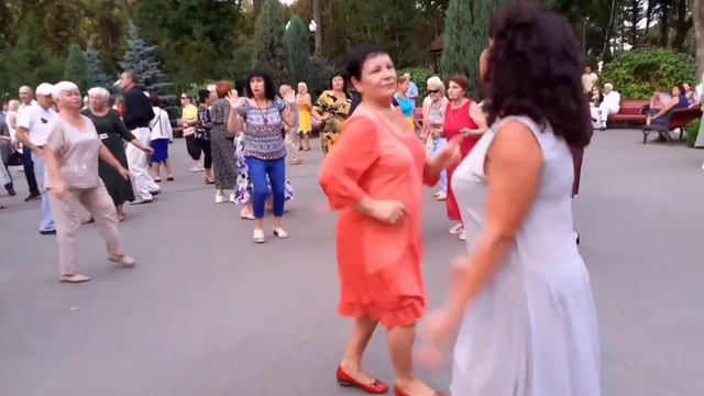 ЗАМАНИЛА, СОБЛАЗНИЛА, РАЗДРАЗНИЛА! СЧАСТЛИВЫЕ МОМЕНТЫ ИЗ ПАРКА ГОРЬКОГО ХАРЬКОВ ТАНЦЫ смотреть онлайн