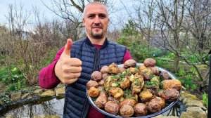 Деревенский ужин из курицы и молодой картошки в казане на костре