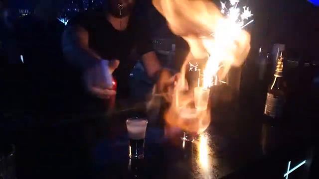 Arden los chupitos en Mama Stiflera смотреть онлайн