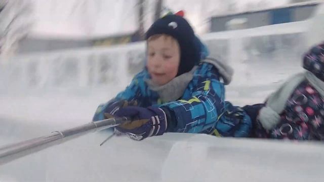 Миша и Алиса катаются на ледяных горках в Каменске смотреть онлайн