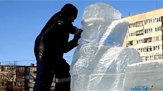 Монтаж ледового городка на площади у администрации города (часть 4) смотреть онлайн