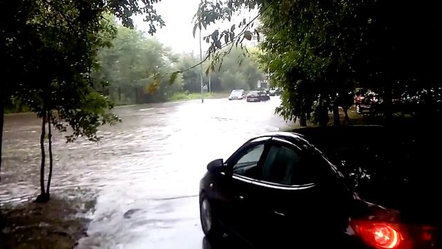 Москва современная потоп у мостов через р. Яузу на Малахитовой улице. смотреть онлайн