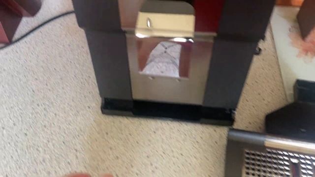 KRUPS Intuition Preference+ EA875U - Wyjmowanie tacki ociekowej i pojemnika na fusy смотреть онлайн