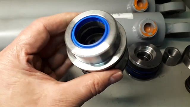 Погрузчик УНЦ 060 ( UNC 060) гидроцилиндры. смотреть онлайн