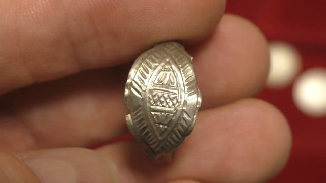 НАЙДЕН СТАРИННЫЙ СЕРЕБРЯНЫЙ ПЕРСТЕНЬ С УЗОРОМ.Кто Его НОСИЛ ? 16 ВЕК смотреть онлайн