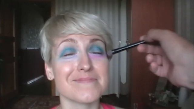 Мой муж делает мой макияж