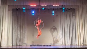 Воздушные гимнастки в кольце "Мелодия лета"