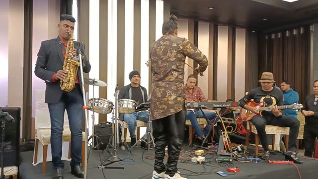 jane ja dhoondata phir raha violin🎻 played by Mahesh ji rao and saxophone🎷 played by me and team смотреть онлайн