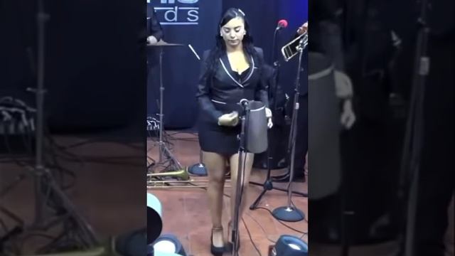 La Cumbia San Juan. chica bella tocando el Guiro.con mucho estilo. смотреть онлайн