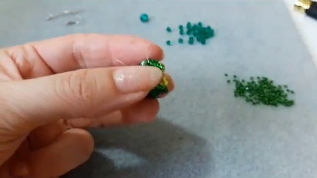 Серьги, плетеные из бусин. Мастер-класс. смотреть онлайн