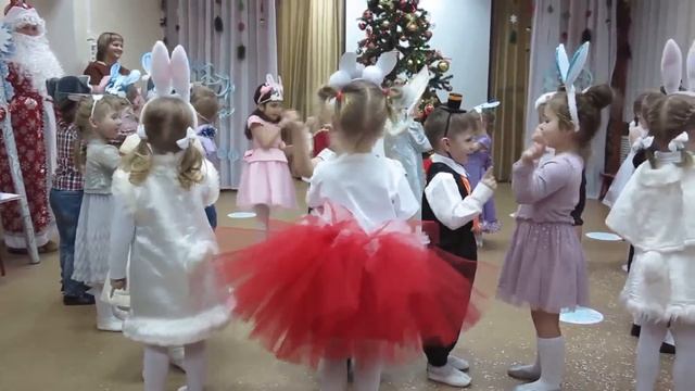 "Веселый танец" Евтодьевой Аллы / ср. гр/ утренник смотреть онлайн