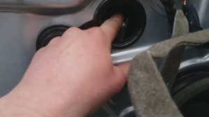 Разбераем водительскую дверь,вынимаем стекло и снимаем зеркало зад.вида  Volvo C30 2009г.в