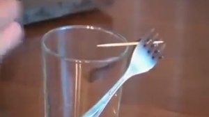 Классный фокус с двумя вилками и зубочисткой