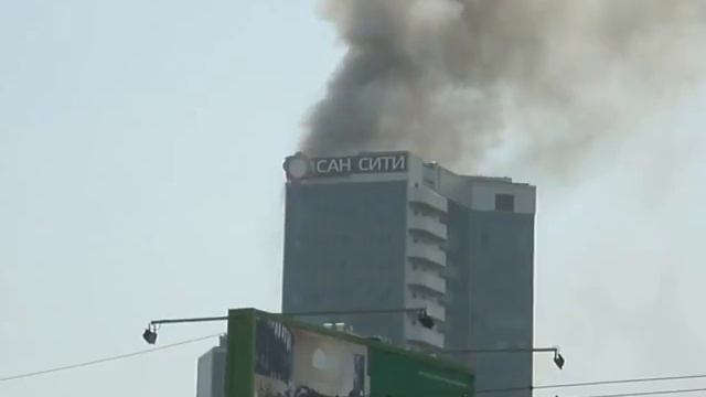 Горит фасад ТРЦ 