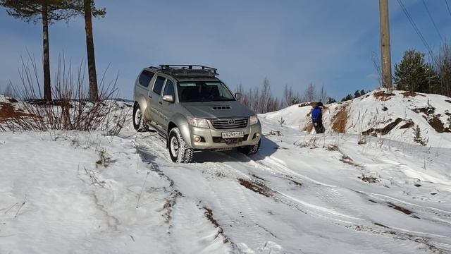 Jeep Grand Cherokee 5,2 Vs Toyota Hilux Arctic Trucks
