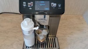 Delonghi Eletta Explore: холодный флэт-уайт (Cold Ice Flat White)