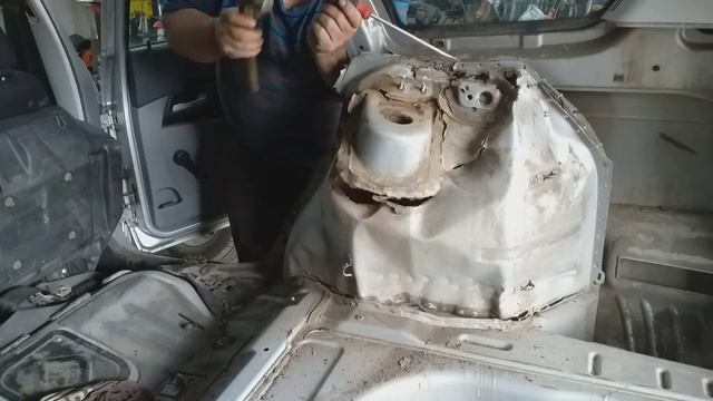 Ворвалась пружина задней стойки в салон на Лада Прира смотреть онлайн