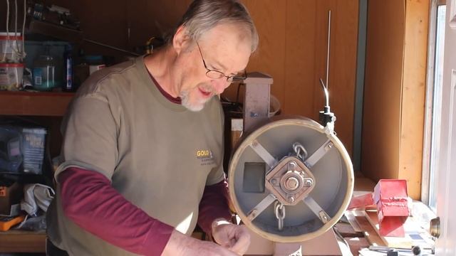 Crushing gold ore to make gold and then cash in - pour big gold from metal detecting rich gold ore смотреть онлайн