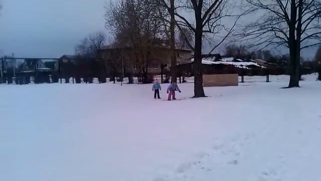 Дочки учатся кататься на лыжах смотреть онлайн