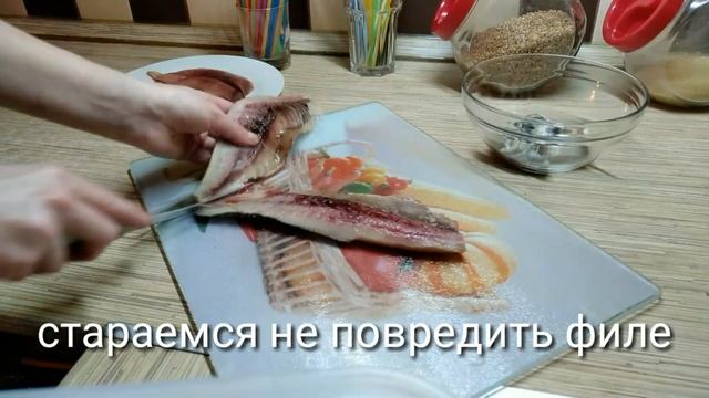 БЫСТРО И ПРАВИЛЬНО ЧИСТИМ (РАЗДЕЛЫВАЕМ) СЕЛЕДКУ (СЕЛЬДЬ). смотреть онлайн