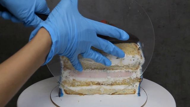 Как разрезать высокий торт. How to cut a tall cake смотреть онлайн