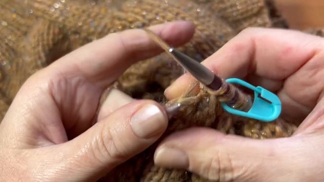 Жилет с треугольной проймой спицами / Обработка V - образной проймы и горловины резинкой 2х2 / МК смотреть онлайн