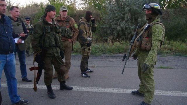 Askerler Apu'nun Rus üniforması Olarak Kıyafetlerini Değiştirdiler.