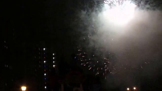 Фейерверк на день города. Подольск - 2016 (микрорайон Кузнечики) Смотреть до конца! смотреть онлайн