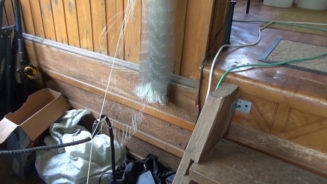 Продолжаем Уроки как вязать рыболовные сети, как жёстко закрепить поплавок на сети рыболовной. Сети