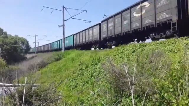 Открыл сезон. Система электровозов 2ЭС5К-051/041 "Ермак" с грузовым поездом и приветом смотреть онлайн