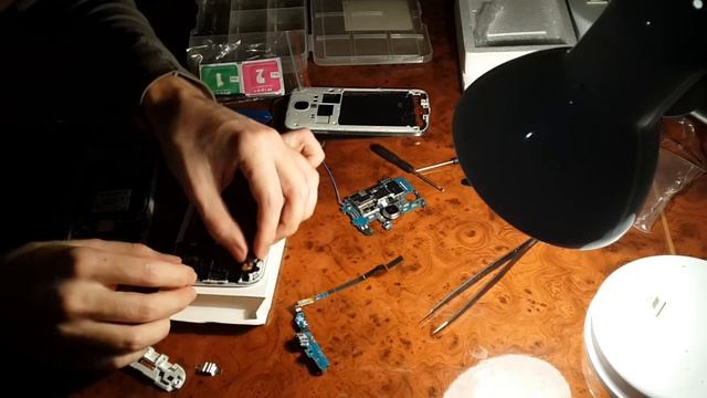 Замена экрана или дисплея Samsung Galaxy S4 i9500 смотреть онлайн